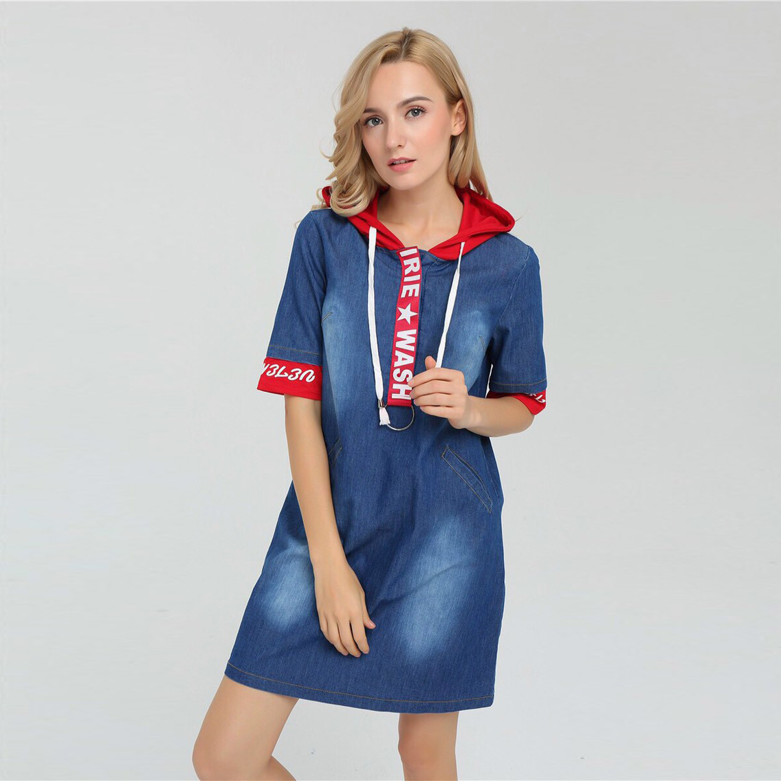 ĐẦM JEAN SUÔNG PHỐI NÓN ĐỎ IN CHỮ